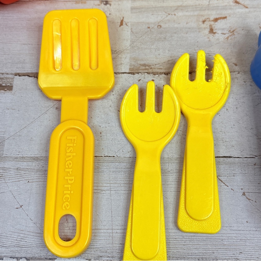 1985 Fisher Price Play Food & Mattel Picnic Basket Set | Cups, Plates, Utensils - Picture 3 of 15